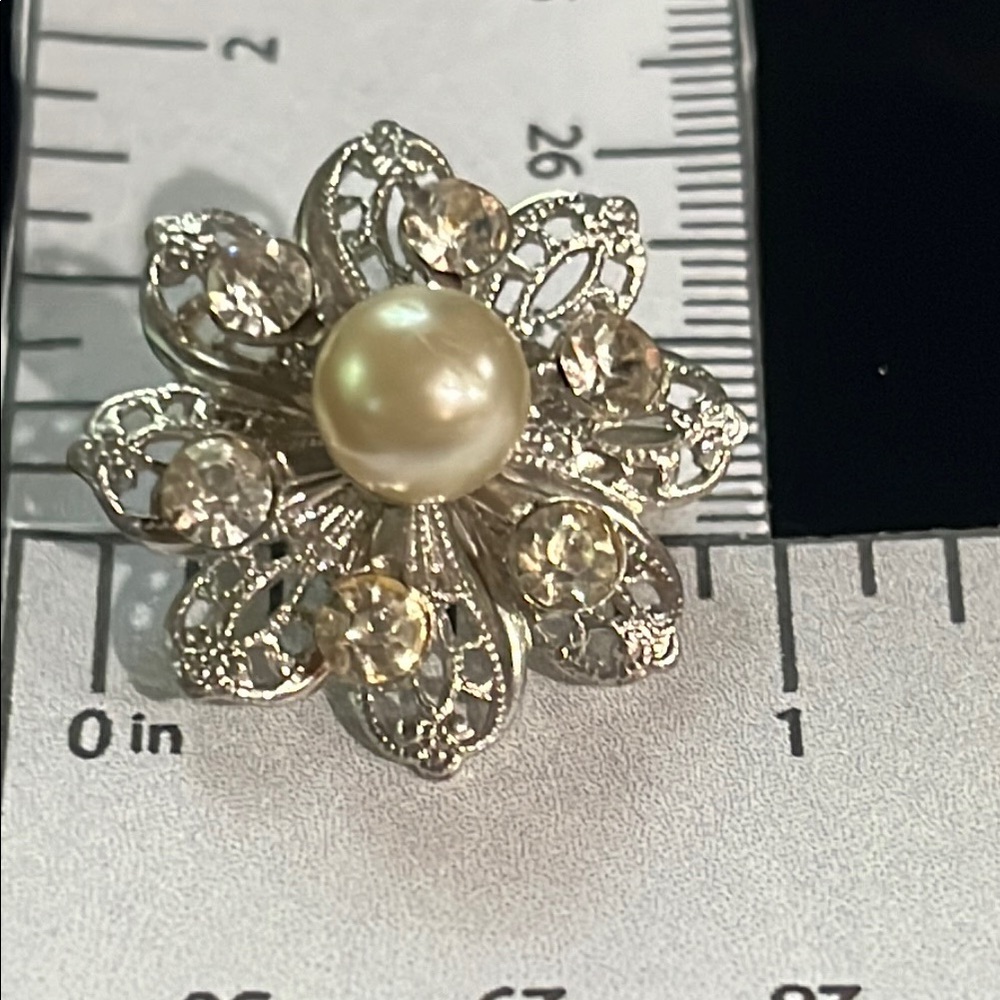 Elegant Silver Flower Brooch with Pearl and Crystals - Picture 3 of 3